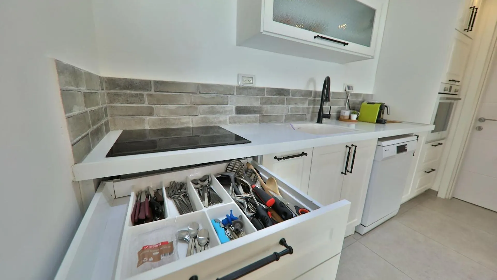 דירות קו ראשון לחוף - Apartments First Line To The Beach Qiryat Yam 0*,  Israel