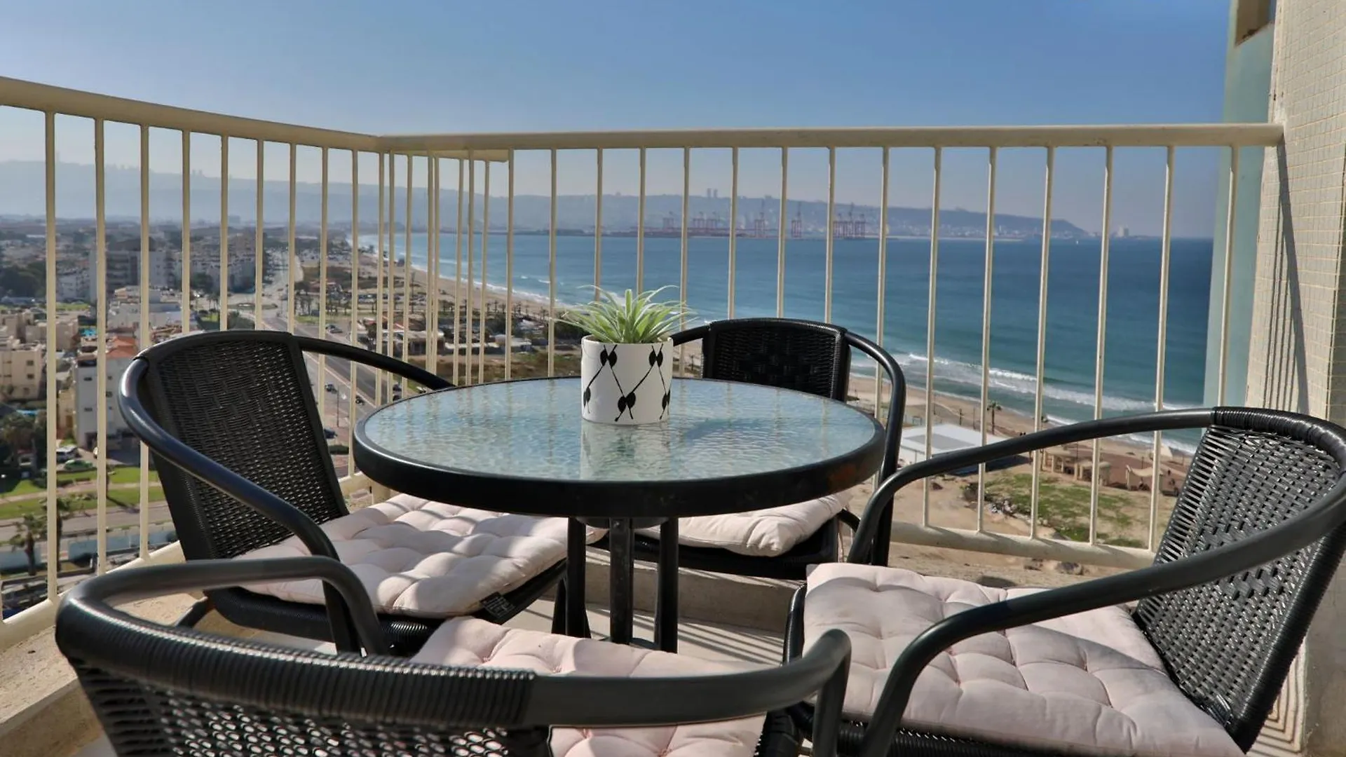 דירות קו ראשון לחוף - Apartments First Line To The Beach contacts